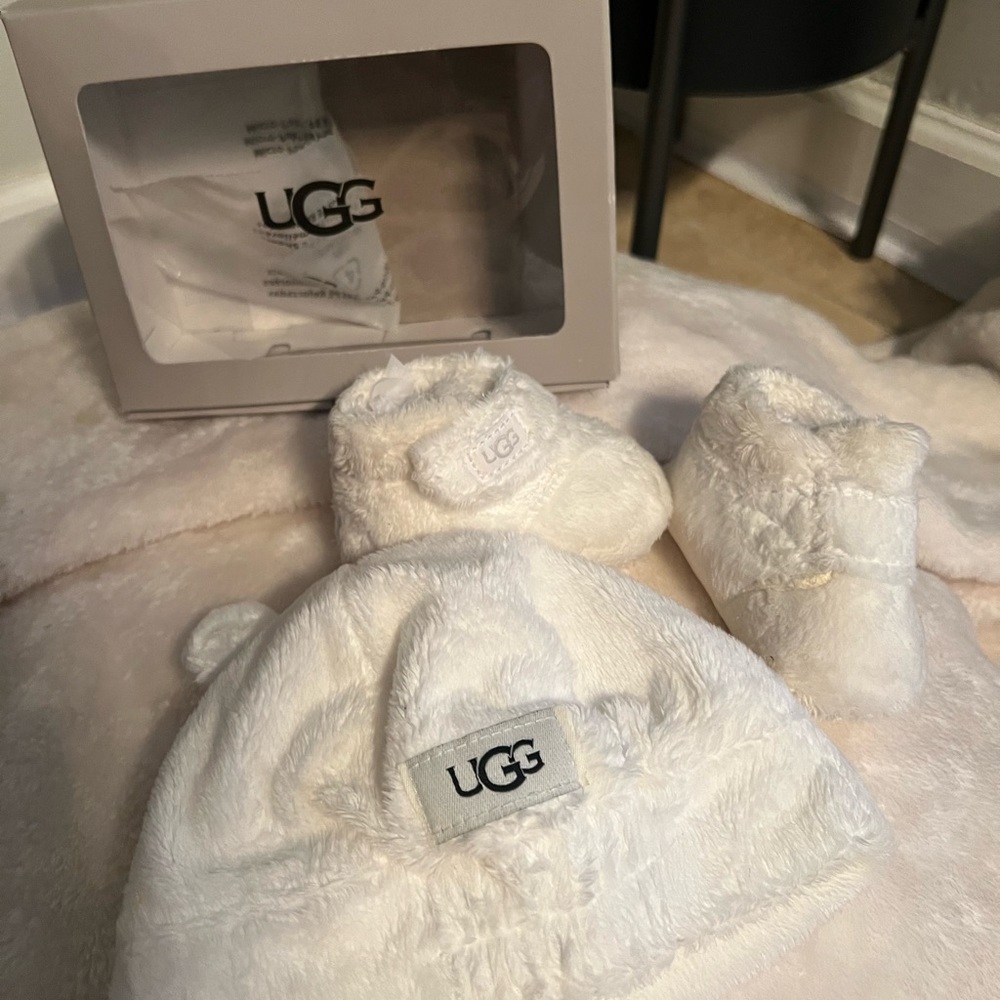 Infant Uggs with winter hat WHITE